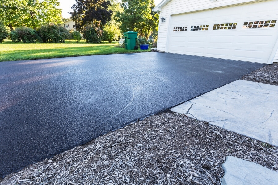 sealing asphalt driveways